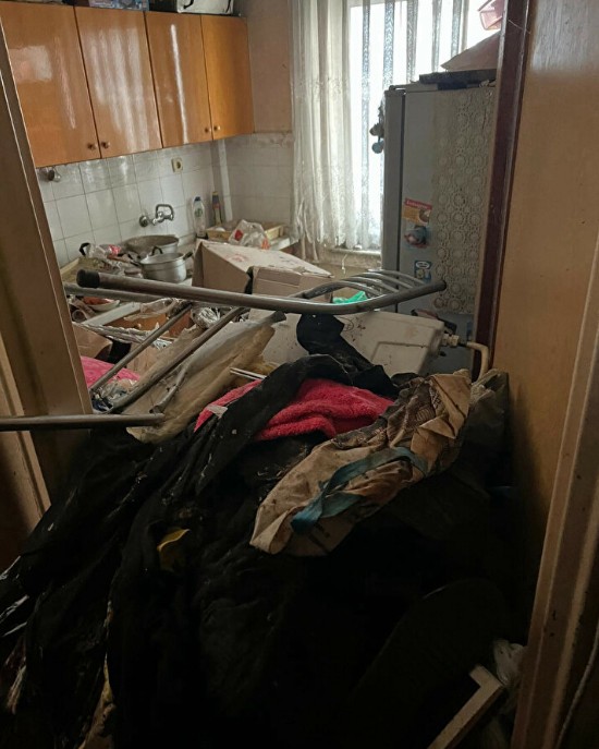 Kapıyı açan ekipler şoke oldu: Evden tam 40 ton çöp çıktı